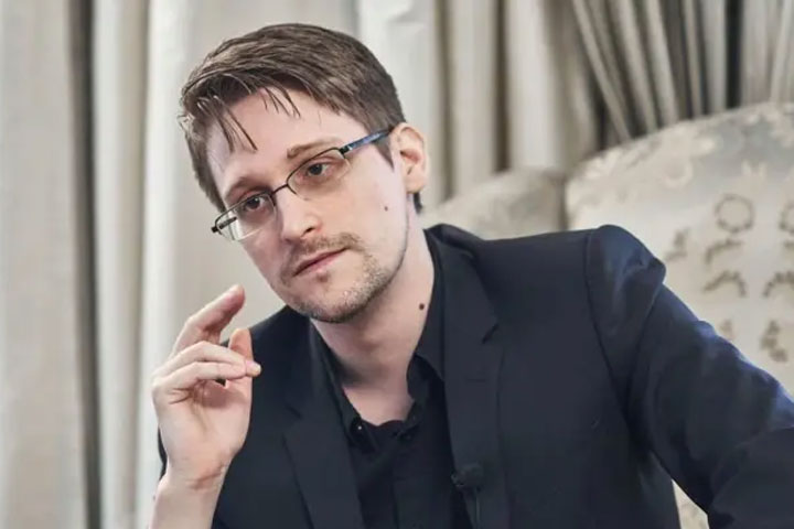 Сноуден объяснил, зачем США начали панику с НЛО