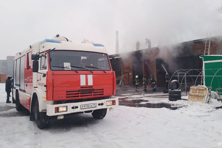 Из-за чего загорелся склад пиломатериалов в Черногорске 