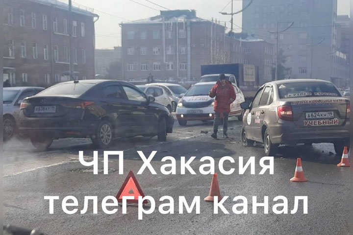 В Абакане по Чертыгашева попал в аварию автомобиль автошколы 