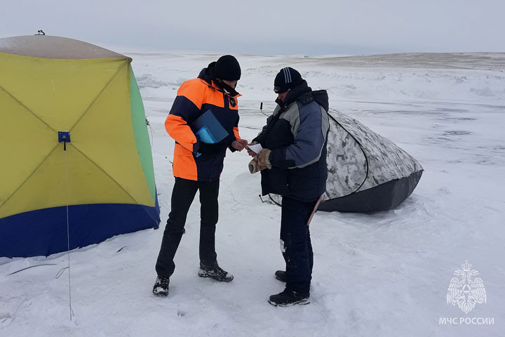 МЧС по Хакасии попросило рыбаков не выводить автомобили на лед