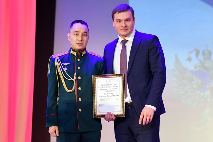 Глава Хакасии наградил военнослужащих 5-й Познанской бригады 