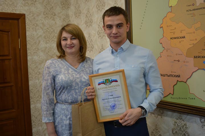 Глава Алтайского района поздравила с праздником педагогов района