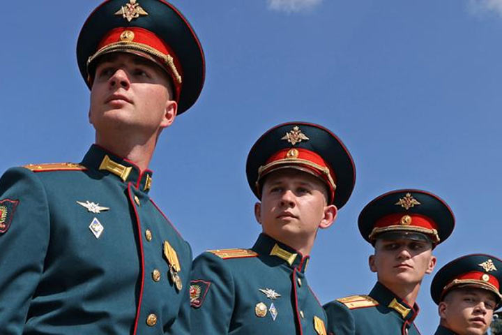 Командовать взводом, ротой: Офицеров российской армии не хватает