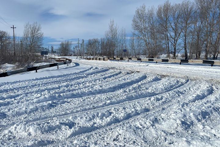 Жители Хакасии из-за снегопада не могут добраться до столицы. Фото 