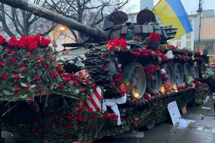 У выставленного у посольства России в Берлине танка начались перепалки