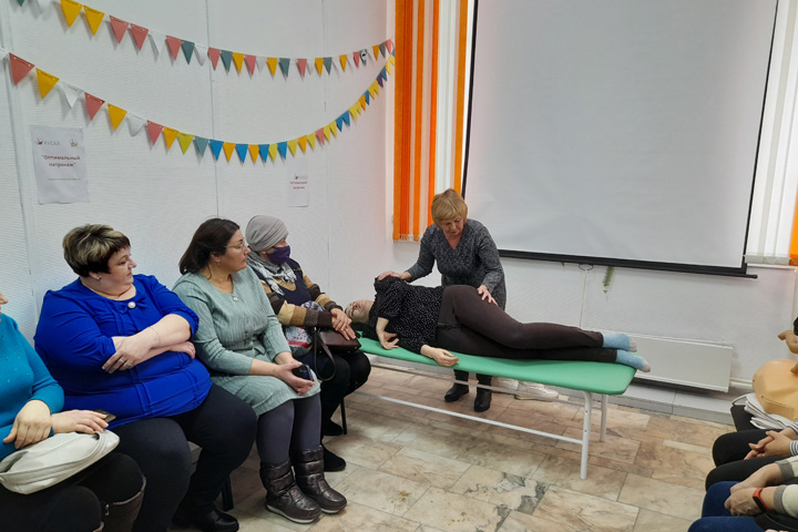 В Саяногорске учат ухаживать за лежачими больными