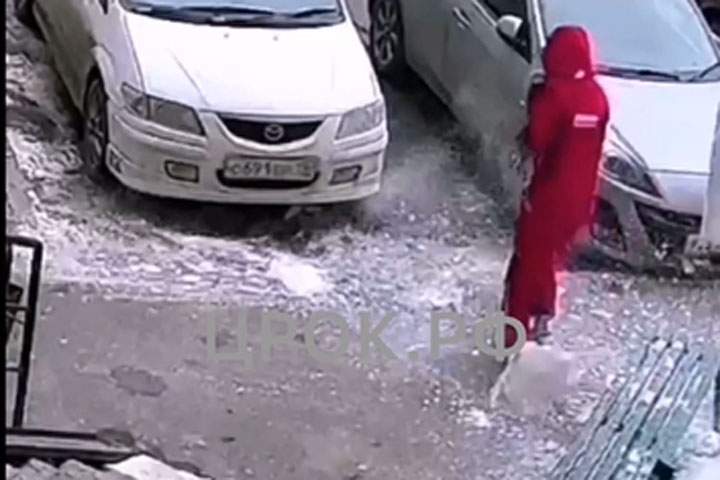 И вновь УК «Новый город»: снежная глыба чуть не упала на девушку по Некрасова, 39 
