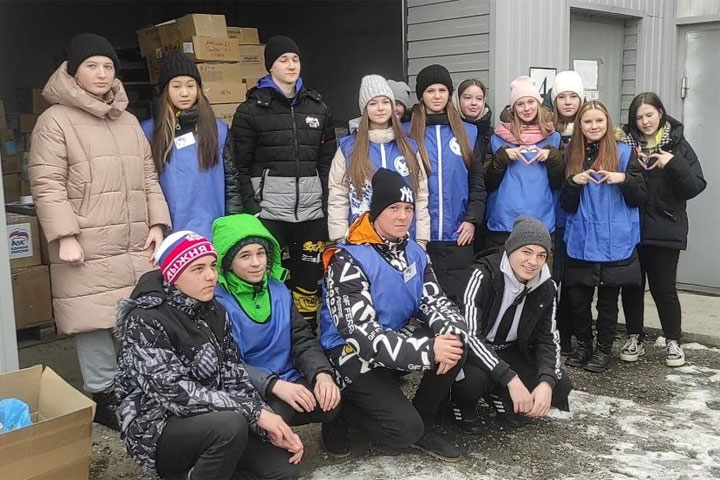 «Волонтёры Победы» из Новороссийской школы подготовили гуманитарный груз