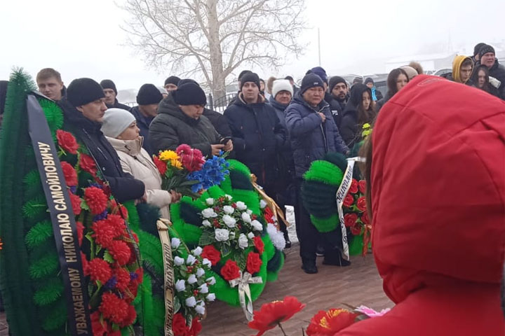 «Мы все им очень гордимся» - в Хакасии простились с героем Николаем Канзычаковым
