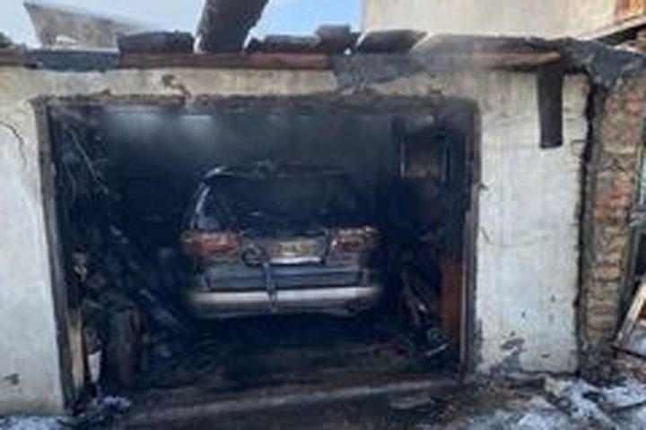 В Саяногорске сгорел гараж с автомобилем 