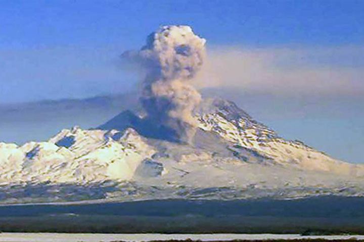 Вулкан Шивелуч на Камчатке выбросил пепел на высоту 5,5 км