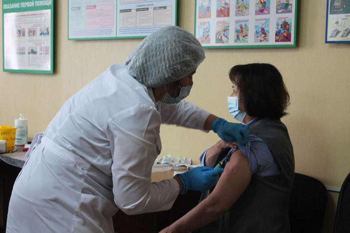 Почему в Хакасии задержаны выплаты за прививку категории 60+