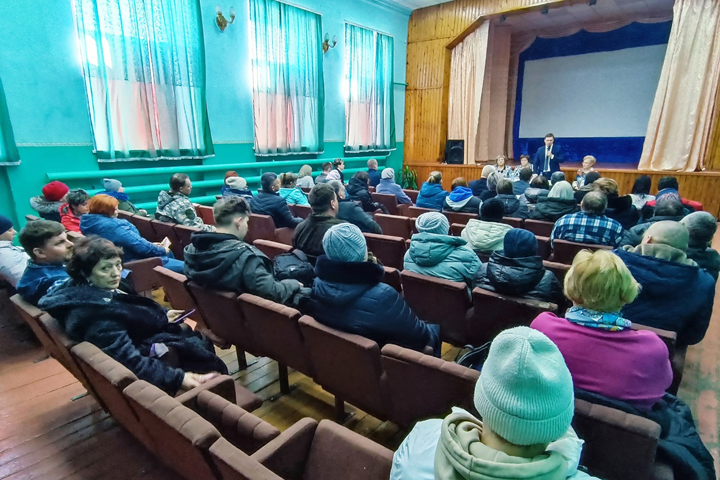 Глава Хакасии встретился с жителями двух поселений Бейского района