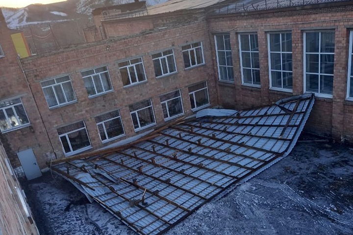 Стихия разбушевалась: в Бограде снесло крышу школы, а в Черногорске досталось Росгвардии