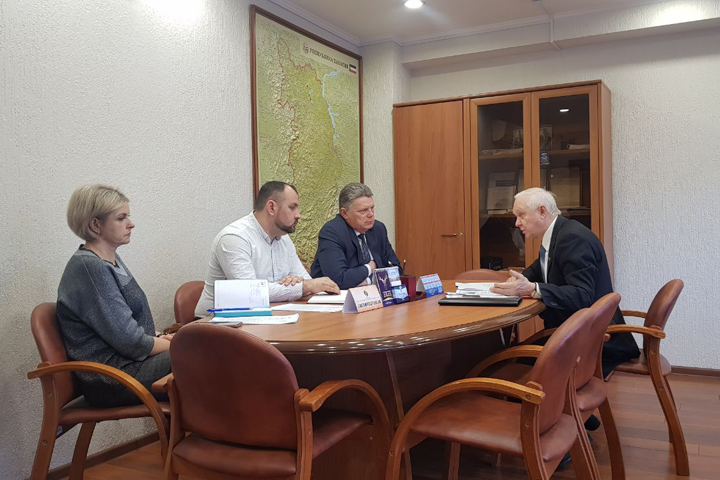 Сенатор Усатюк обсудил в Минстрое Хакасии актуальные проблемы ЖКХ