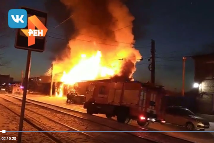 Мощный пожар охватил склад в Красноярске