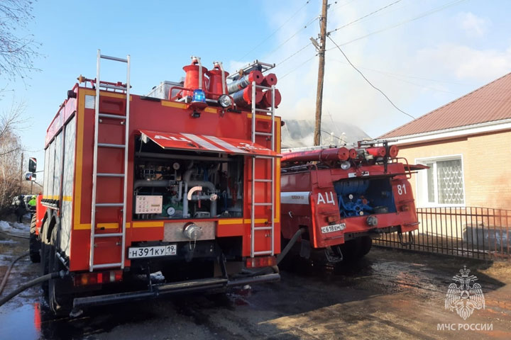 В Черногорске горел брусовой дом 