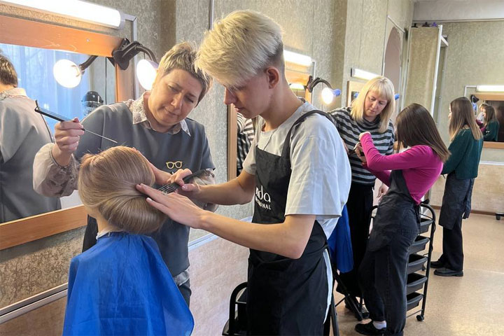 В Хакасии будущие парикмахеры готовятся показать свои знания и навыки