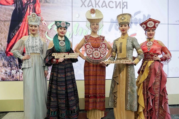 Хакасский театр моды «Алтыр» открыл выставку в Госдуме