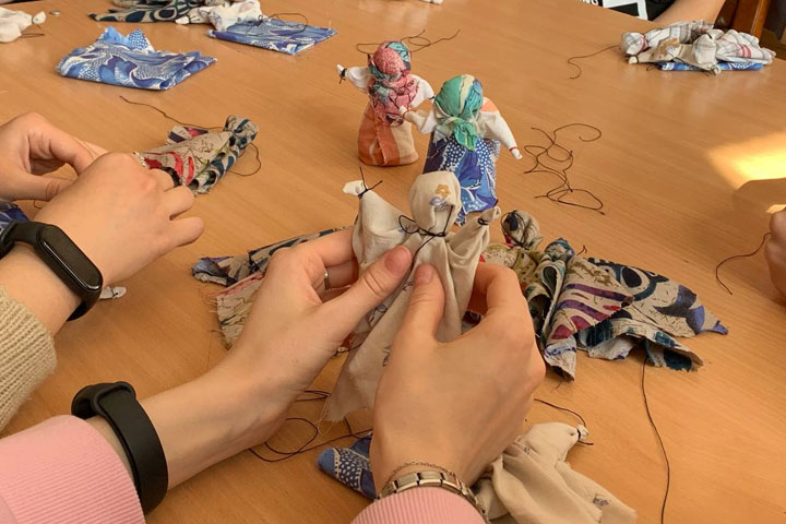 Студенты музколледжа ХГУ научились делать куклы-обереги