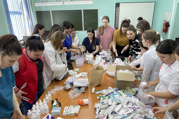 Более 50 кг медикаментов собрали студенты ХГУ для участников СВО