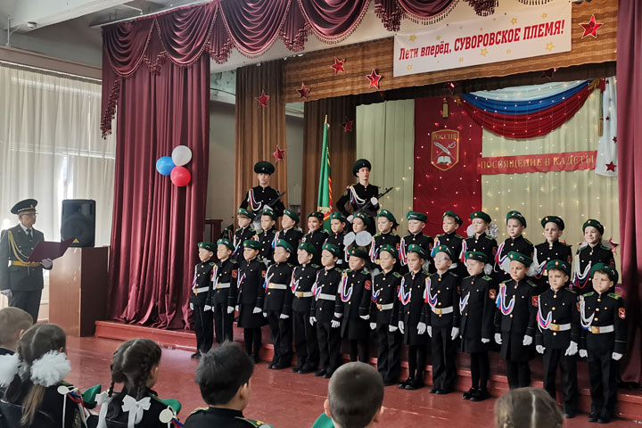 В саяногорской школе учеников посвятили в кадеты