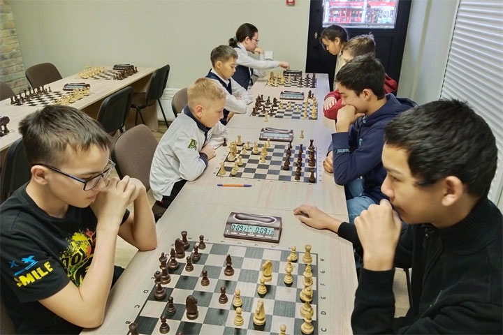Школьники Хакасии соревновались в шахматах и других играх