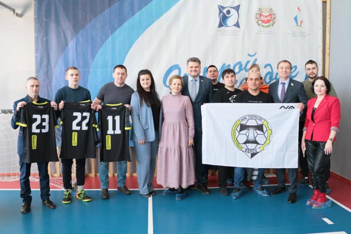 Сенатор от Хакасии и депутат Верховного Совета поддержали спортивные клубы из Сорска