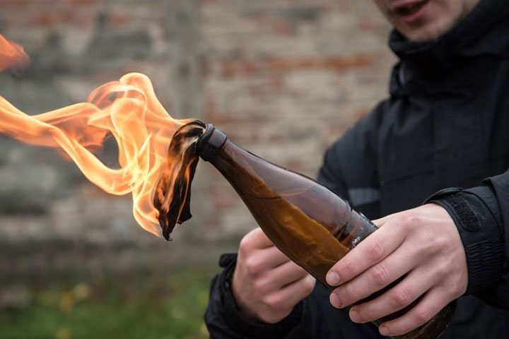 В Хакасии пытались поджечь дом «недобросовестного» курьера бутылкой с зажигательной смесью