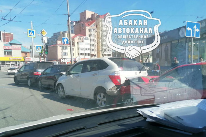 В Абакане по Торговой выстроился паровоз из 4 автомобилей