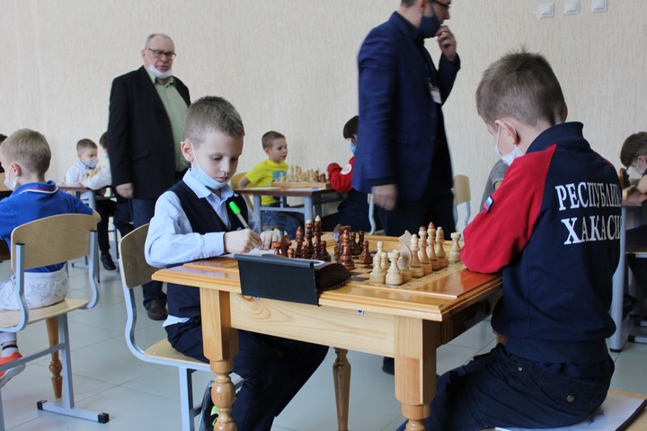 Алексей Лемин сыграл в шахматы с ученицей школы № 1 Абакана