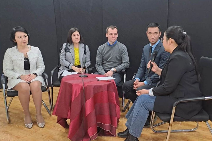Школьников Монголии знакомят с ХГУ