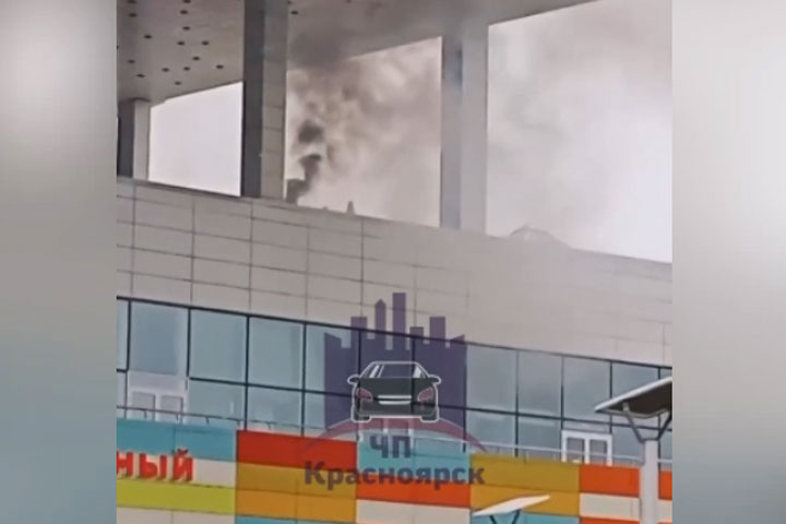 В Красноярске загорелась крыша ТРЦ «Планета»