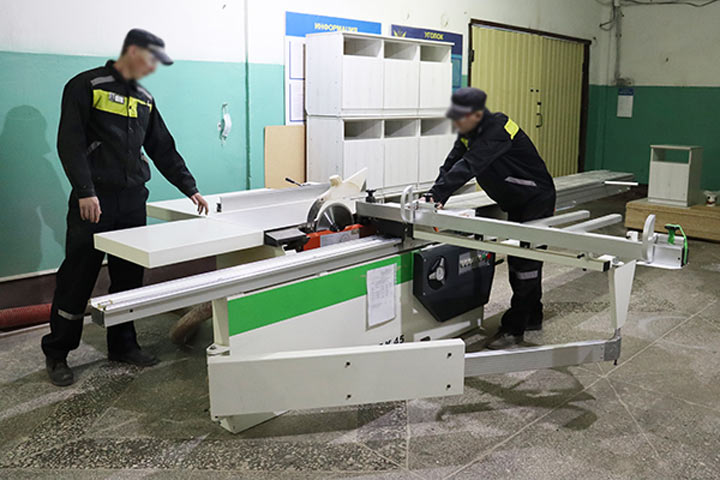 Заключенные расставят мебель в Минюсте Хакасии