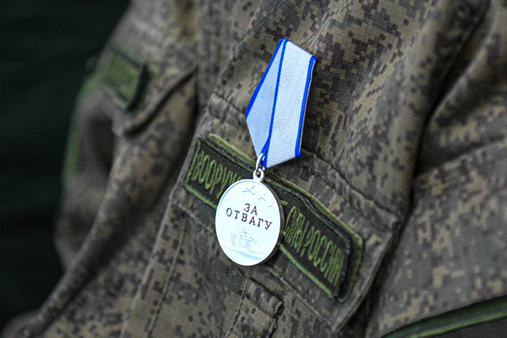 Глава Хакасии вручил медаль «За отвагу» участнику СВО