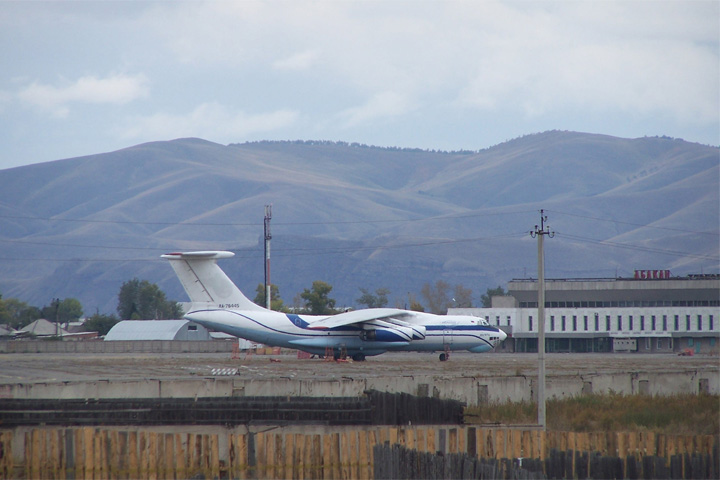 Тяжелый военно-транспортный самолет стоял в аэропорту Абакан