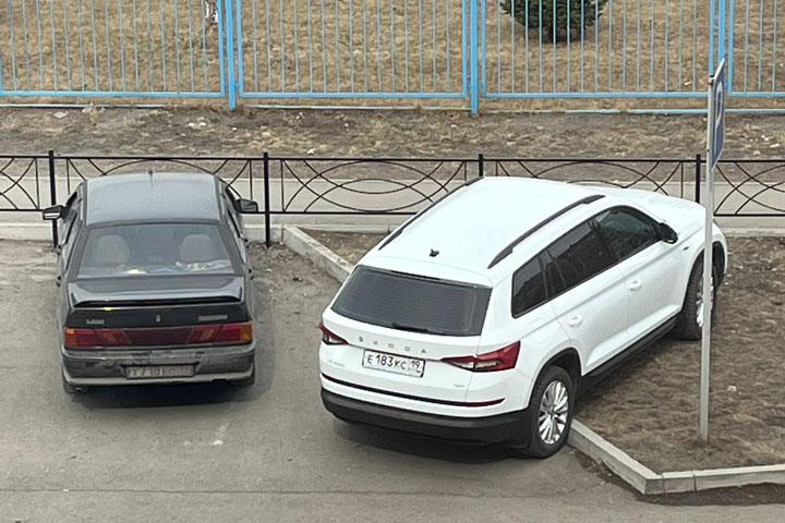 Парковка в абаканском дворе возмутила местного жителя 
