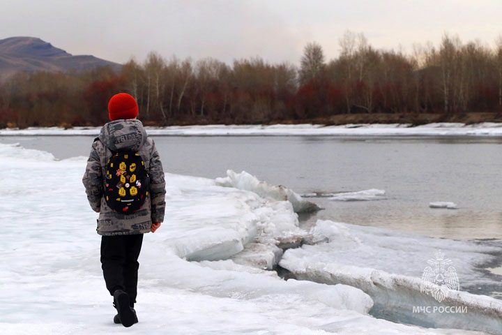Жителей Хакасии призвали не сокращать путь по льду 