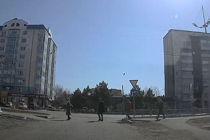 Автор видео рубрики «Доска АНТИпочета» ошибся, не пропустив пешеходов по Колхозной - Кирова 