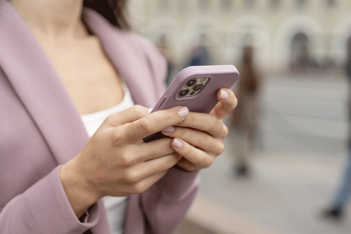 Сбер предлагает пользователям iPhone бесплатно установить приложение Сбербанк онлайн в своих офисах