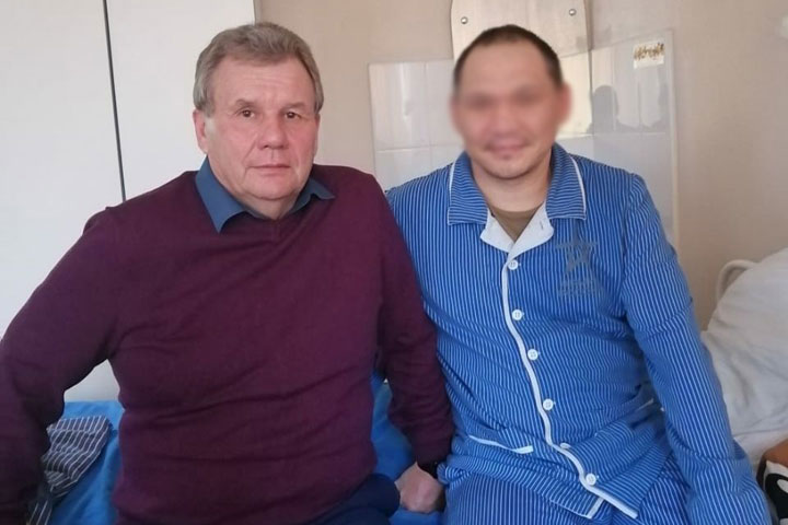 Юрий Курлаев посетил госпиталь, где лечатся военнослужащие из Хакасии