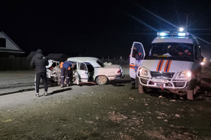 После лобового столкновения водителю «Волги» потребовалась помощь спасателей