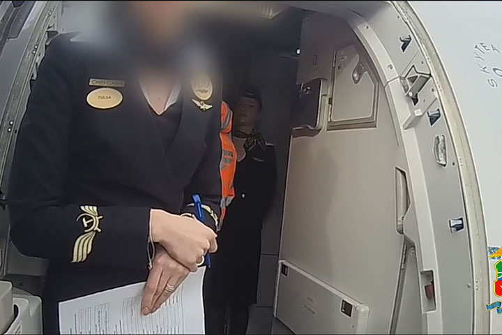 Житель Хакасии курил на борту рейса «Москва - Абакан» 