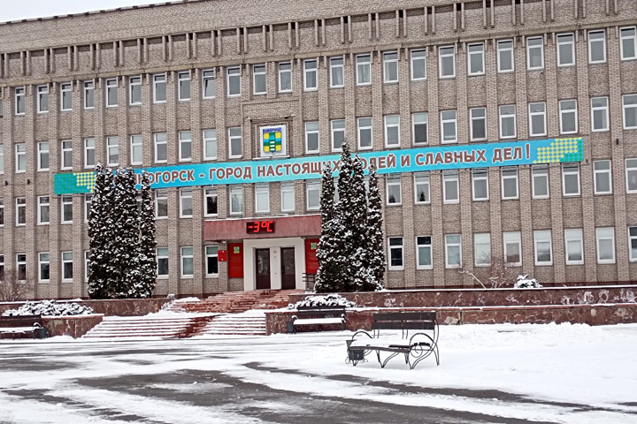 Картина Репина «Приплыли»: власть Саяногорска пойдет по квартирам