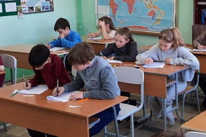 Школьники Алтайского района приступили к написанию Всероссийских проверочных работ