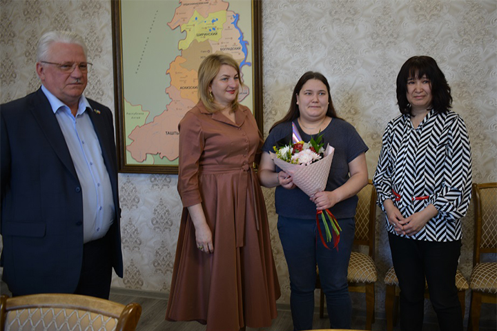 В Алтайском районе дети-сироты получили жилищный сертификат и ключи от квартиры