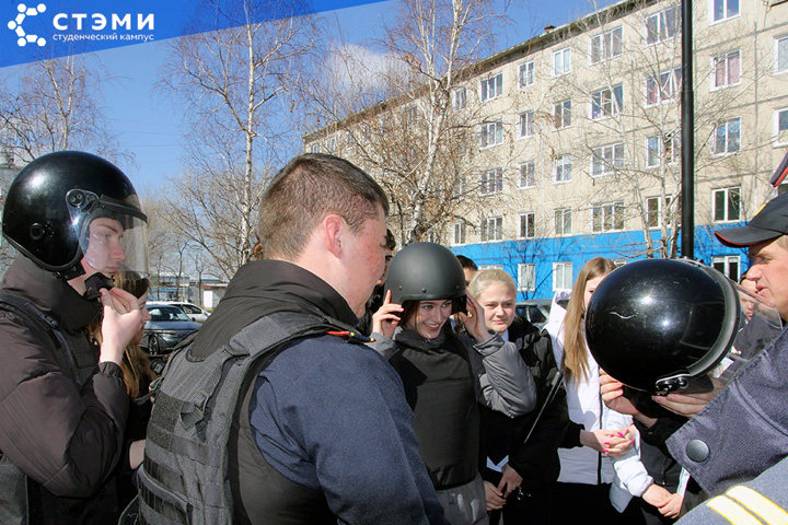 Полицейские Саяногорска провели практический урок для студентов СТЭМИ