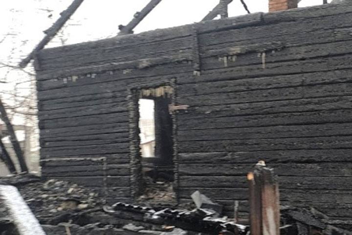 В сгоревшем в Малом Спирине доме от человека нашли лишь останки 