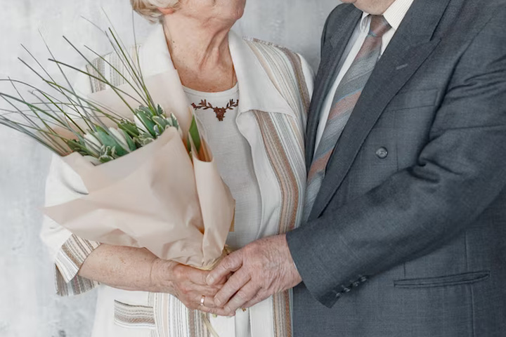 В Хакасии мужчина женился в 71 год