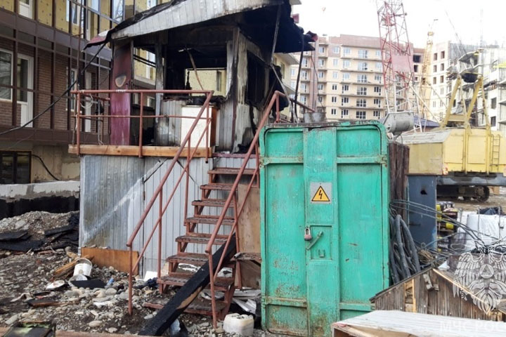 В Абакане на стройке МКД сгорела наблюдательная будка  